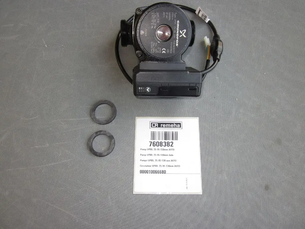 Umwälzpumpe mit einem Kabelanschluss und zwei O-Ringen. Produktinformationen auf einem Etikett von Remeha sind sichtbar.